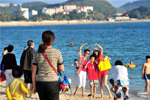 Algae scares tourists away from Sanya beach