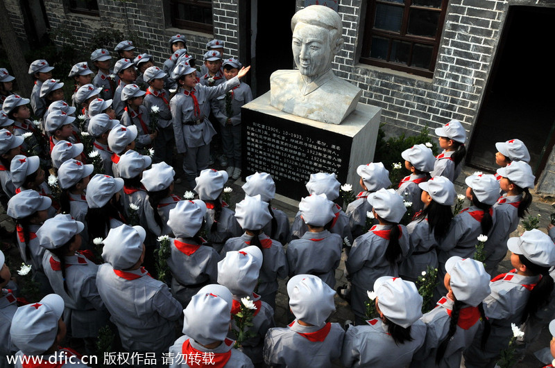 Students honor martyrs before Qingming Festival