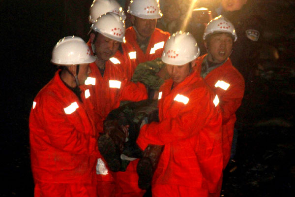 Tunnel collapse survivors hospitalized