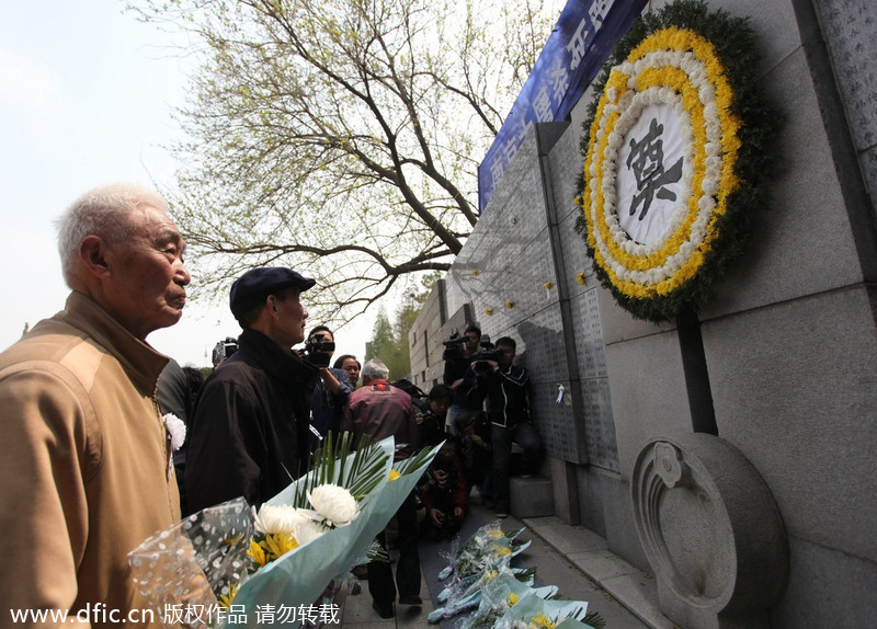 Citizens honor Nanjing Massacre victims