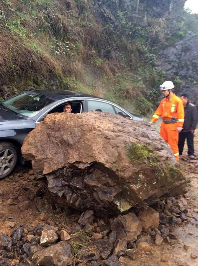 SW China quake injures 26