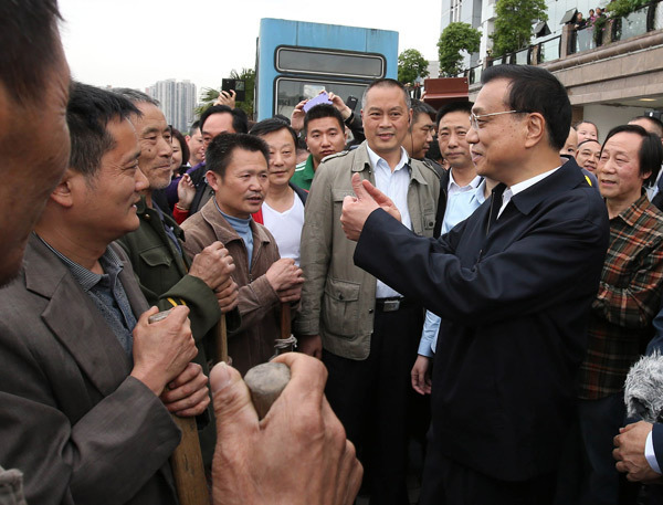 Li communicates with porters, workers in Chongqing