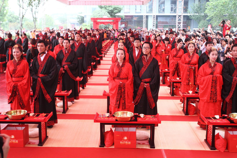 Alibaba staff hold group wedding