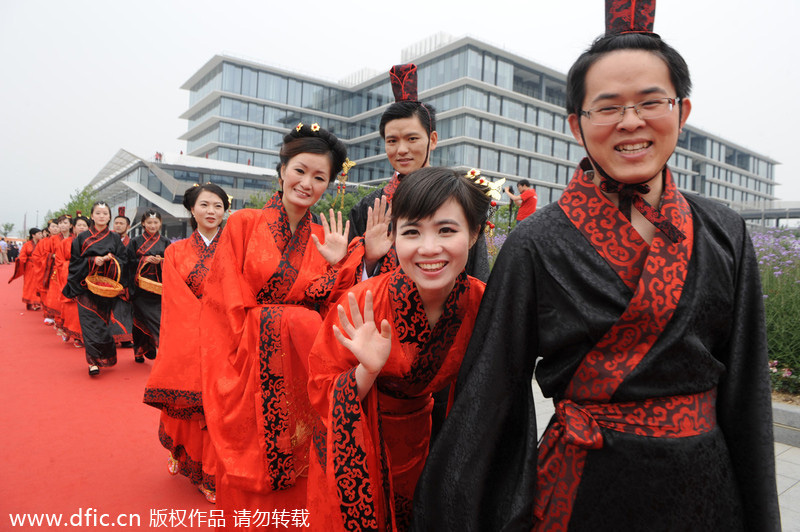 Alibaba staff hold group wedding