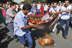 Alibaba staff hold group wedding