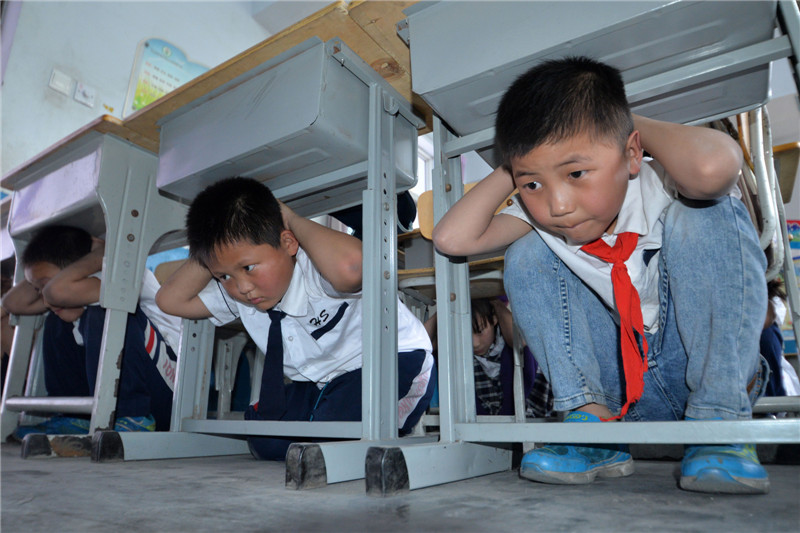 Shandong students dive into earthquake safety