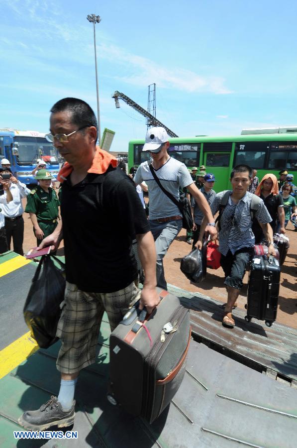 Riot-hit Chinese workers return from Vietnam