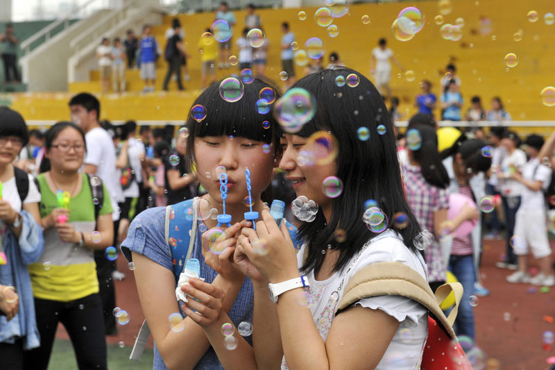 Students pop stress before college entrance exam