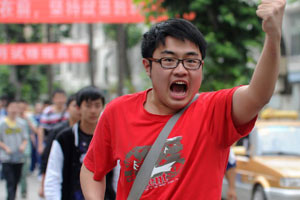 Students make a splash at grad ceremony in S Chin