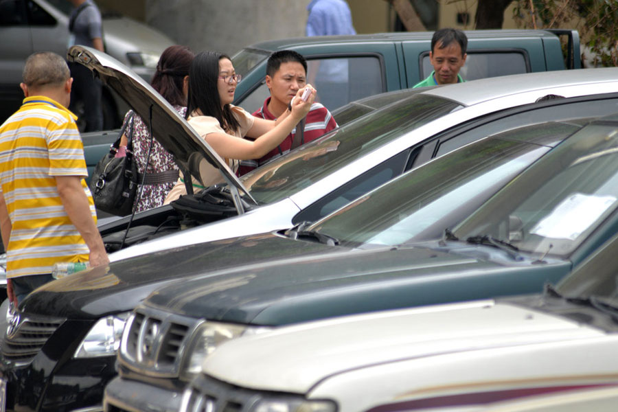 First 100 State cars on auction in Shenzhen