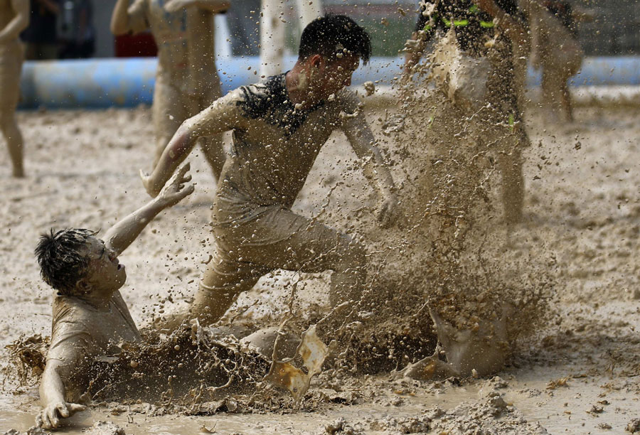 Swamp soccer tournament kicks off in Beijing