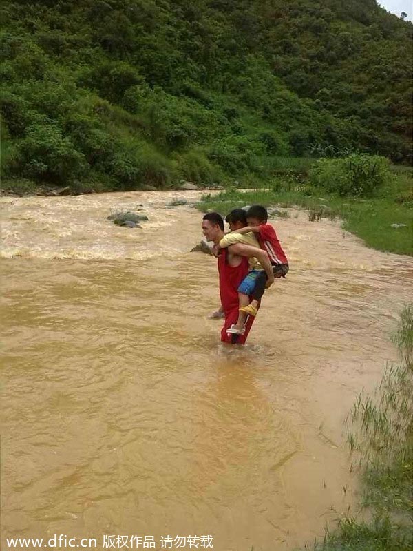 Yunnan teachers carry students across river to school