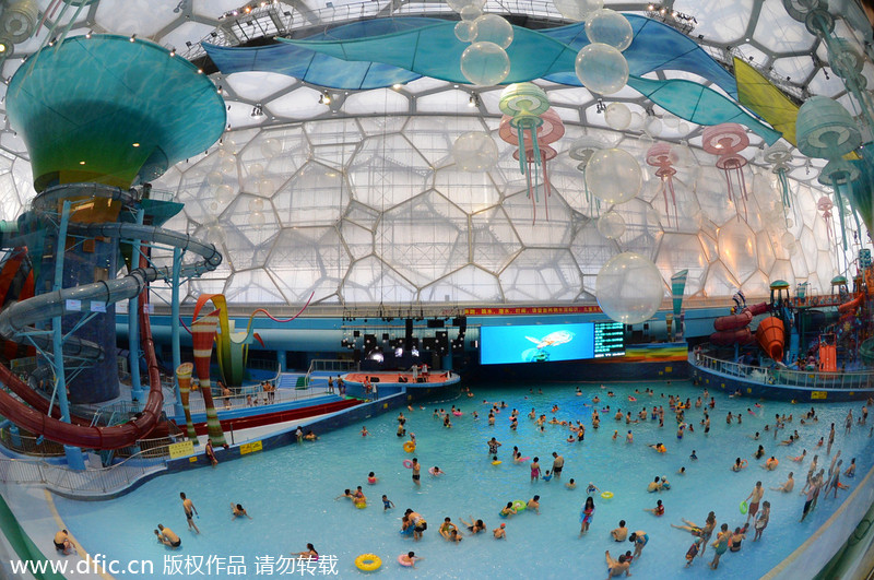 Beijingers cool off in Water Cube