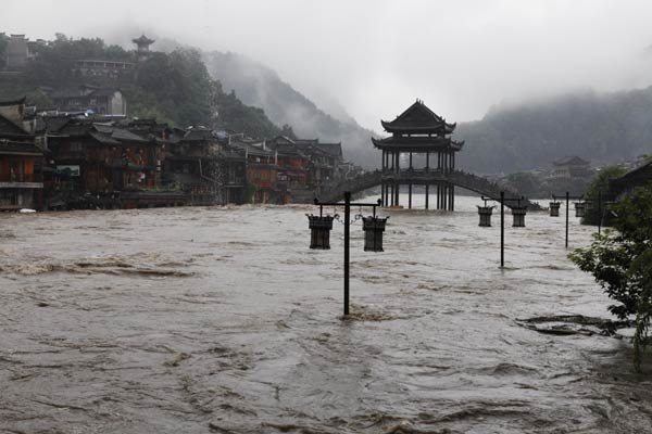 50,000 evacuated in Central China downpours