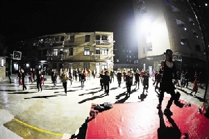 Shanghai residents 'support' square dancers