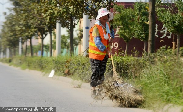 Workers cope with sweltering heat in Jiangsu province