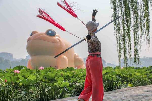 Critics busy as giant toad floats into Beijing