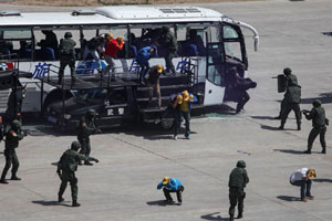 SWAT team stages anti-terrorism drill in Central China