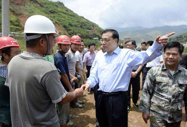 Premier Li visits Yunnan quake site