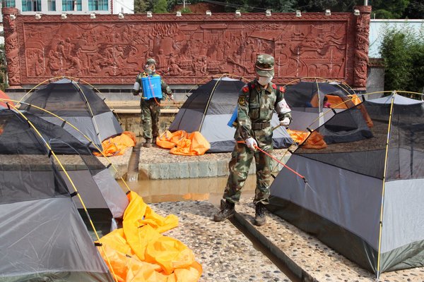 Soldiers prevent disease in quake zone