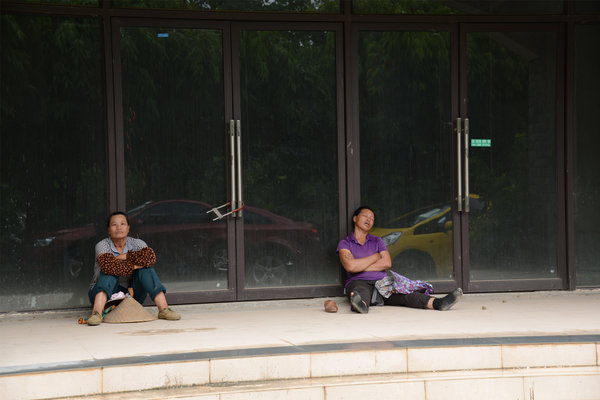 Migrant workers' afternoon nap