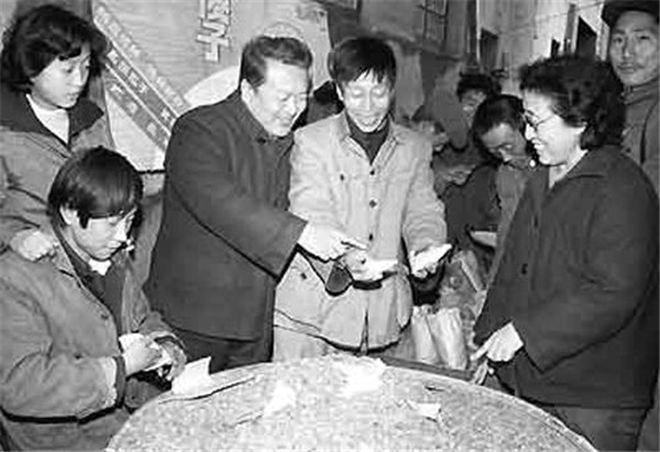 Deng Xiaoping opens a door for private economy