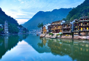 Fenghuang town sees a wave of tourists after floods