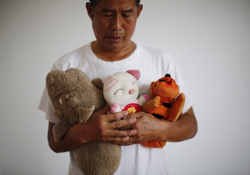 Families find comfort in MH370 passengers' mementos