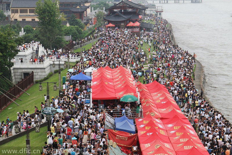 Tide watchers flock to Qiantang River for Mid-Autumn Festival