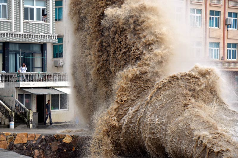 Typhoon Vongfong brings high waves to China's coastal provinces