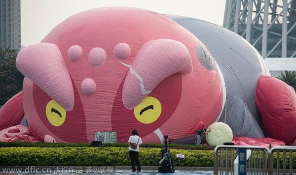 Inflatable toad down in Guangzhou