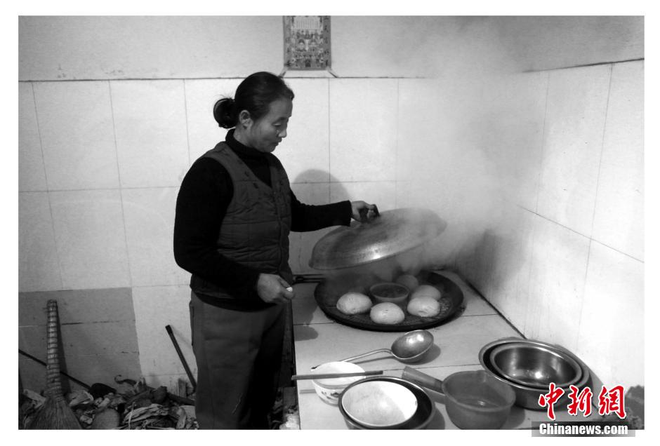 Blacksmith couple's ordinary but happy life in town