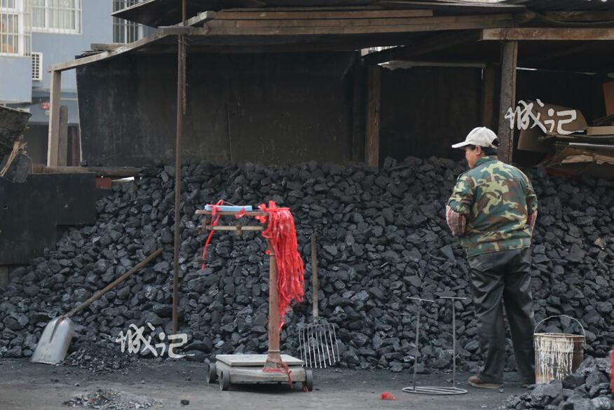 Coal haulers in city: to warm the winter