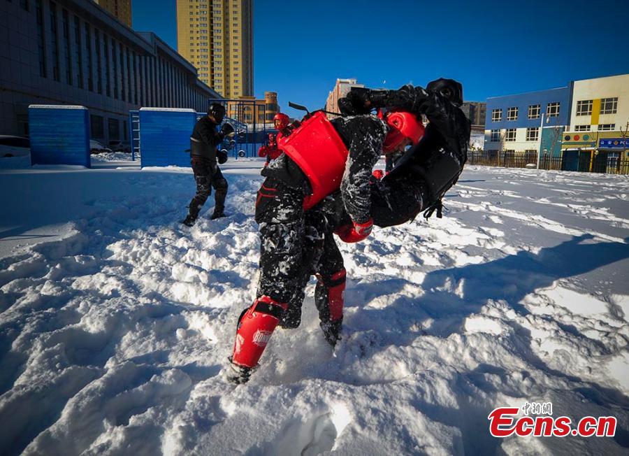 Urumqi SWAT police trained in snow