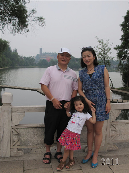 Father and daughter take same photo for 35 years