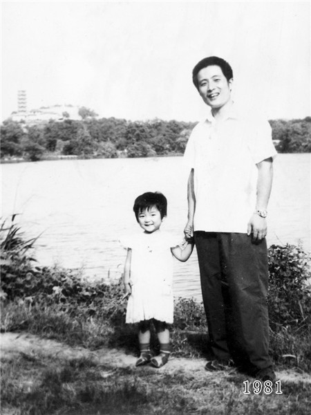 Father and daughter take same photo for 35 years