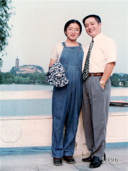 Father and daughter take same photo for 35 years