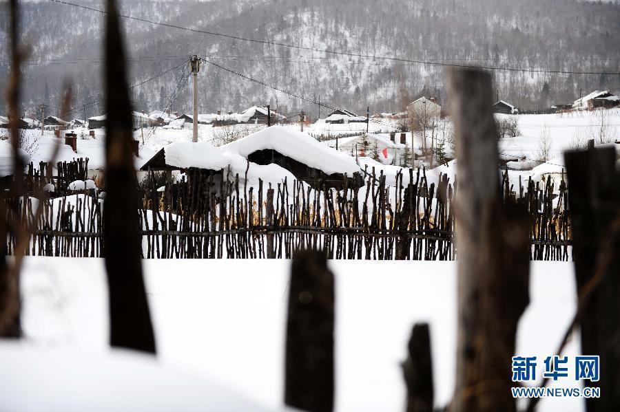 Snow blankets countryside at Weihu Mountain, NW China