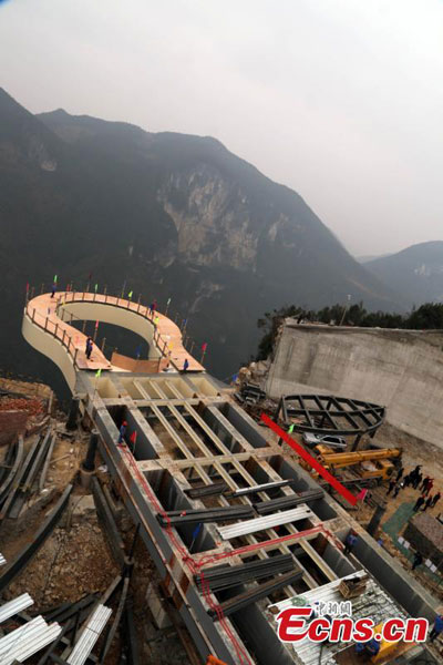 Record-breaking glass bridge to open in Chongqing