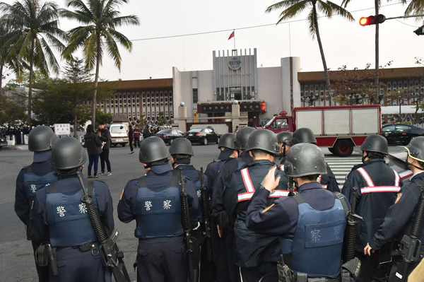 Inmates take warden, officer hostage at Taiwan prison