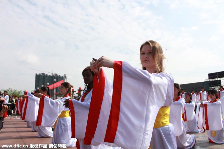 Foreign girls join in ancient Chinese coming-of-age ritual