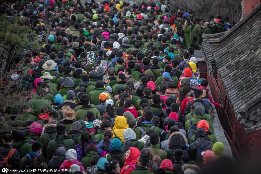 Tourists swarm Mount Taishan even before holiday