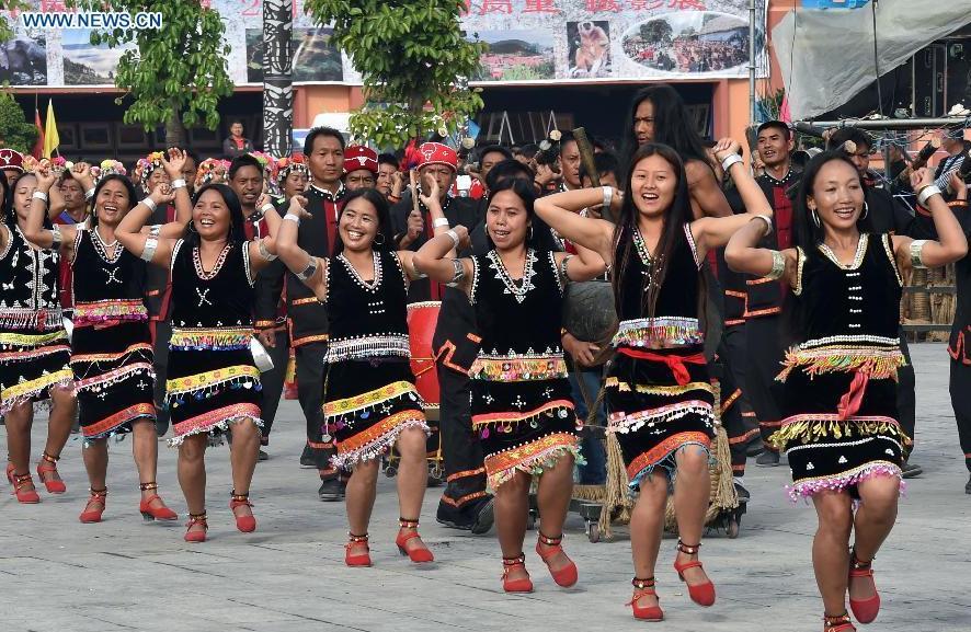 Cultural carnival parade held in Yunnan