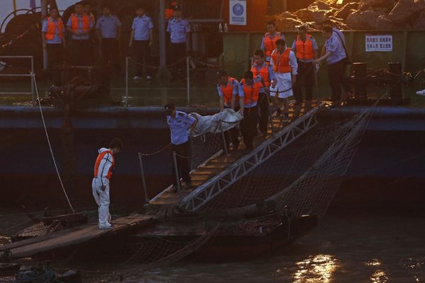 Rescuers fight bad weather at night