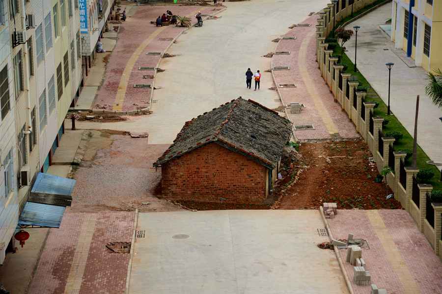 'Nail houses' in the way, before and after demolition