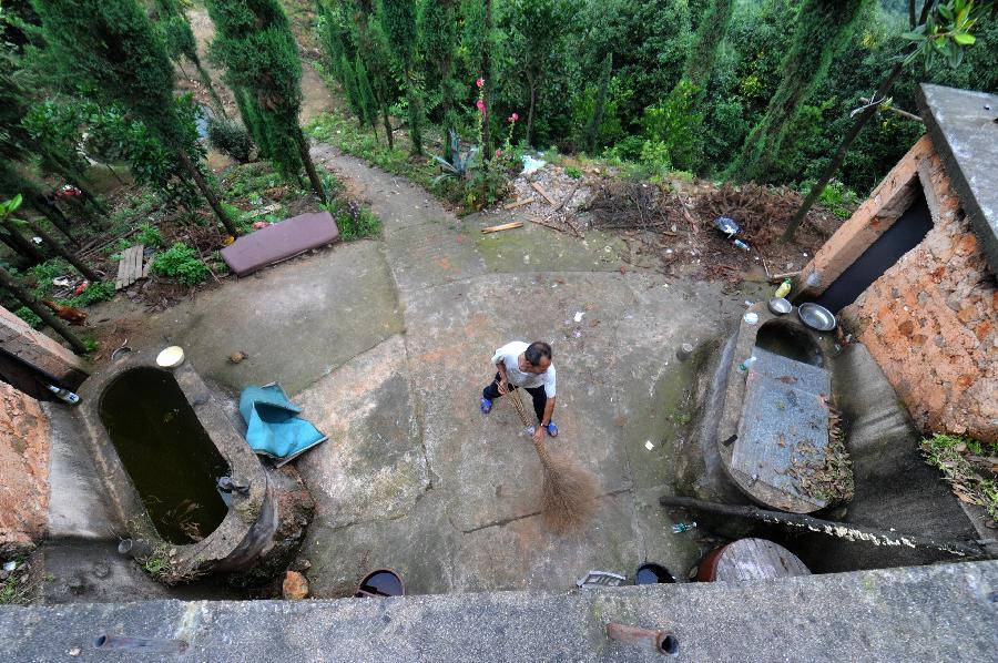 Elder digs cave house on hill in C China