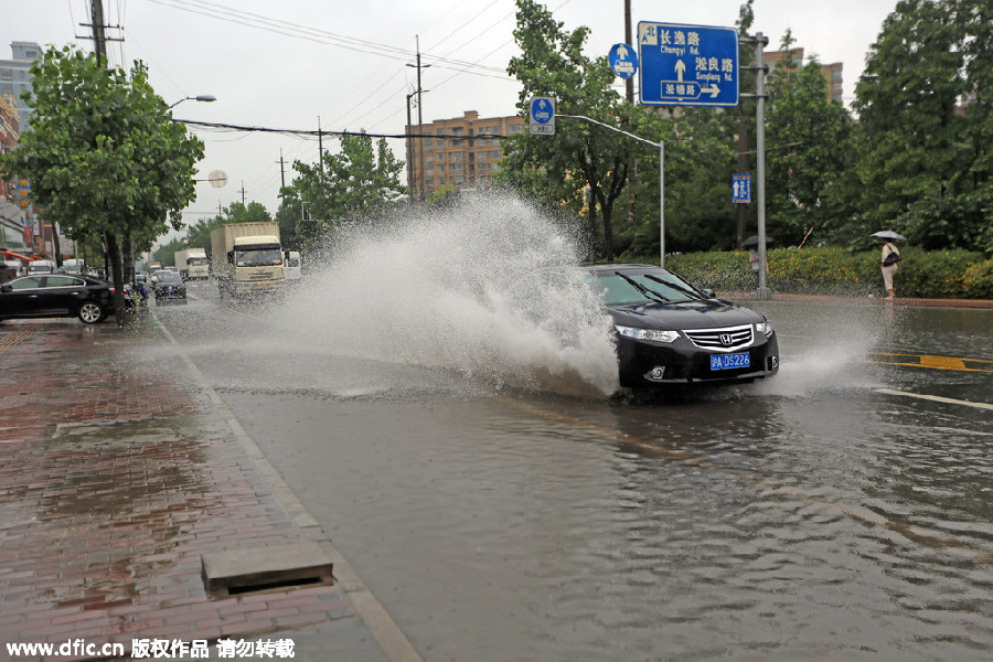 Heavy downpour leaves Shanghai flooded