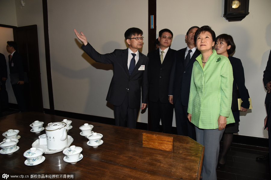 Park visits Shanghai site of Korea's exiled provisional government