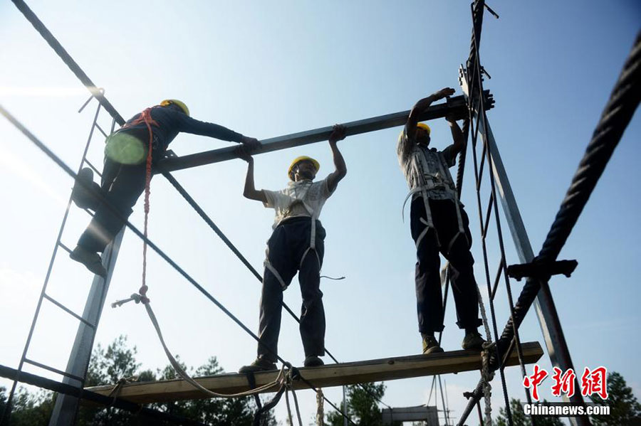 Hanging in the air: Workers risk life on a suspension bridge