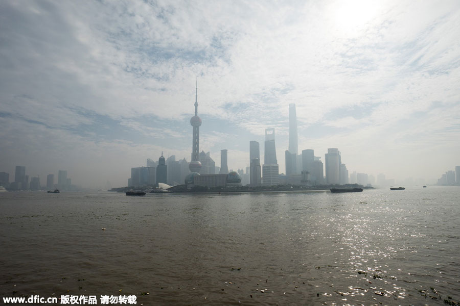 Heavy pollution envelops Shanghai